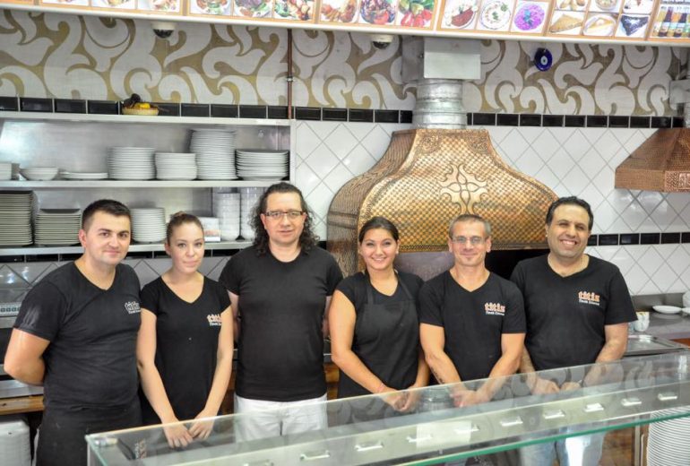 Titiz török étterem munkatársai